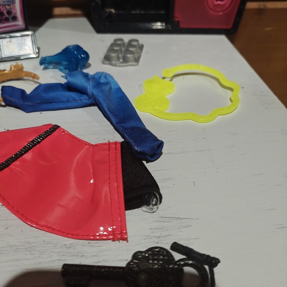 2 Monster High Doll Coffin Locker Secrets Neon Frights Plus Accessories B3 - Picture 3 of 5